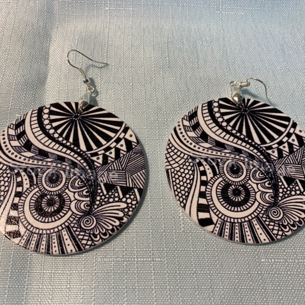 NWT Handmade Black & White Round Pierced Earrings - Picture 2 of 3